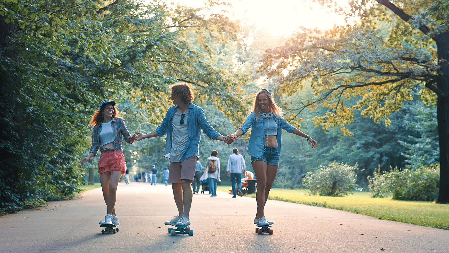 What do people do in summer. Люди в парке. Люди в парке летом. Люди в парке фото. Праздник лето люди парк.